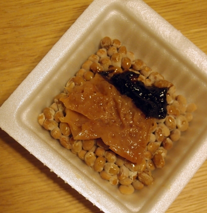 海苔佃煮と梅干しも合いますね。美味しかったです。蜂蜜梅なので、納豆と色が似てて、混ぜたら分かりづらいかと思い、混ぜる前の写真です。スイマセン！