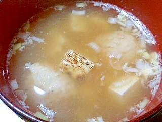 鶏団子と焼き豆腐の味噌汁