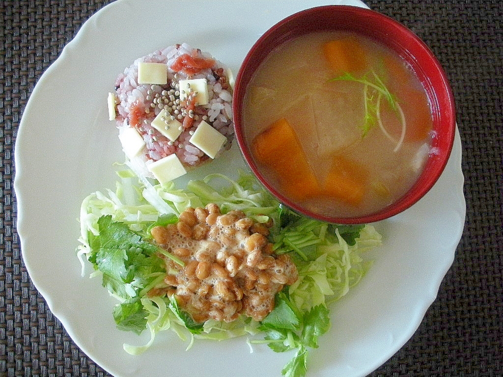 大根と人参の味噌汁と納豆サラダ＆梅チーズおにぎり♪