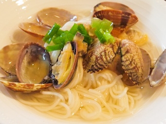 白色の皿に盛られた和風ボンゴレそうめん