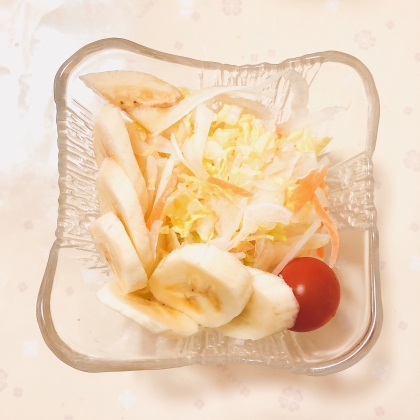 サニーレタスとトマトと胡瓜とキャベツのサラダ