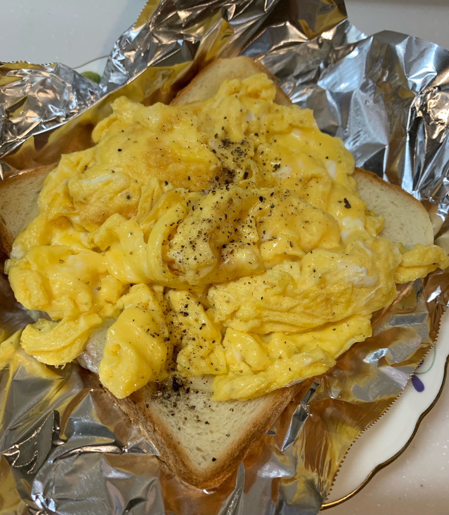 ブリーチーズとスクランブルエッグのオープンサンド