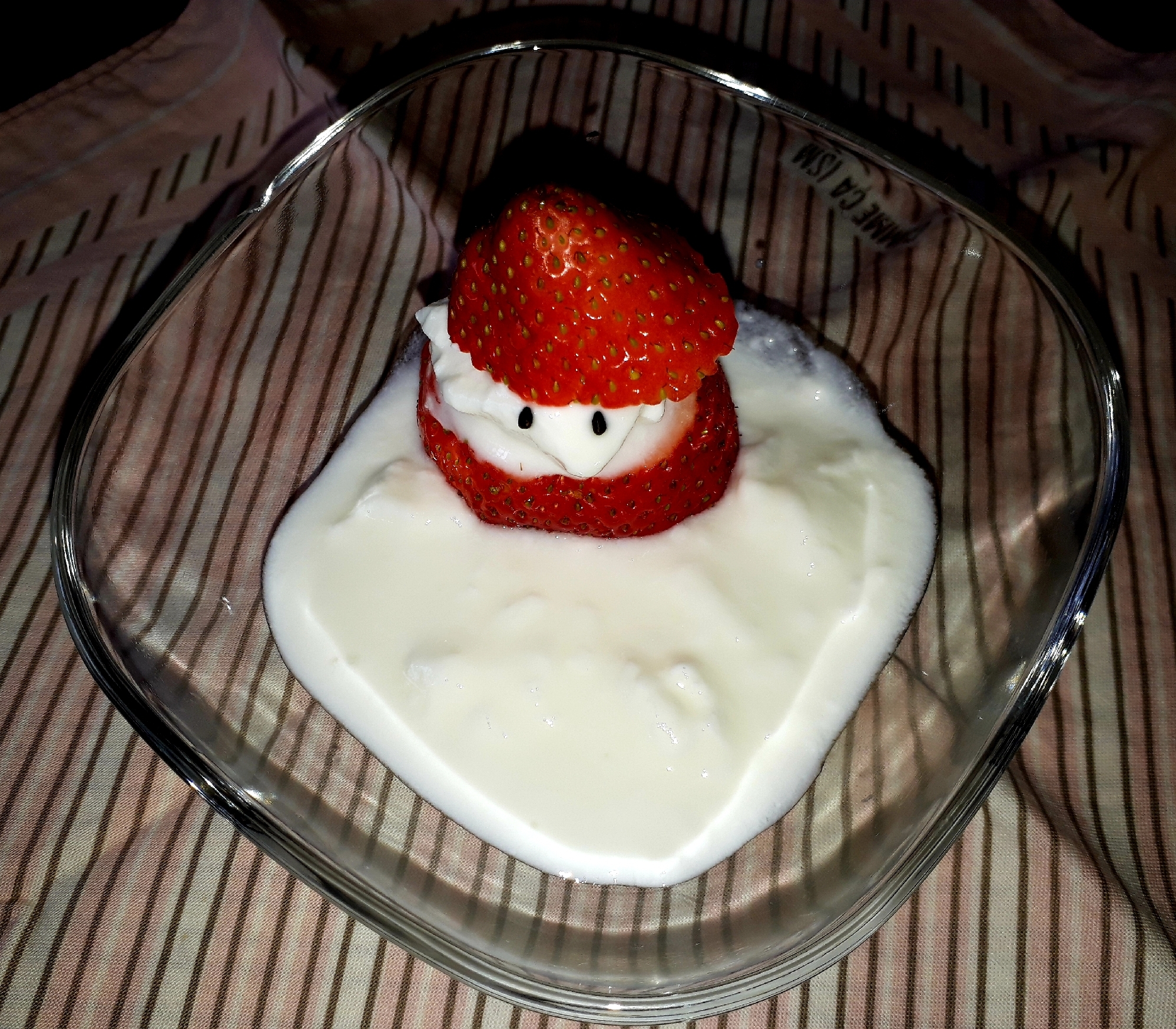 ヨーグルトにいちごの小人さん