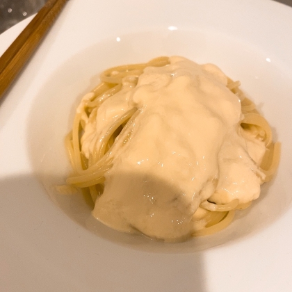 ベーコンのクリームソースパスタ　レモン添え