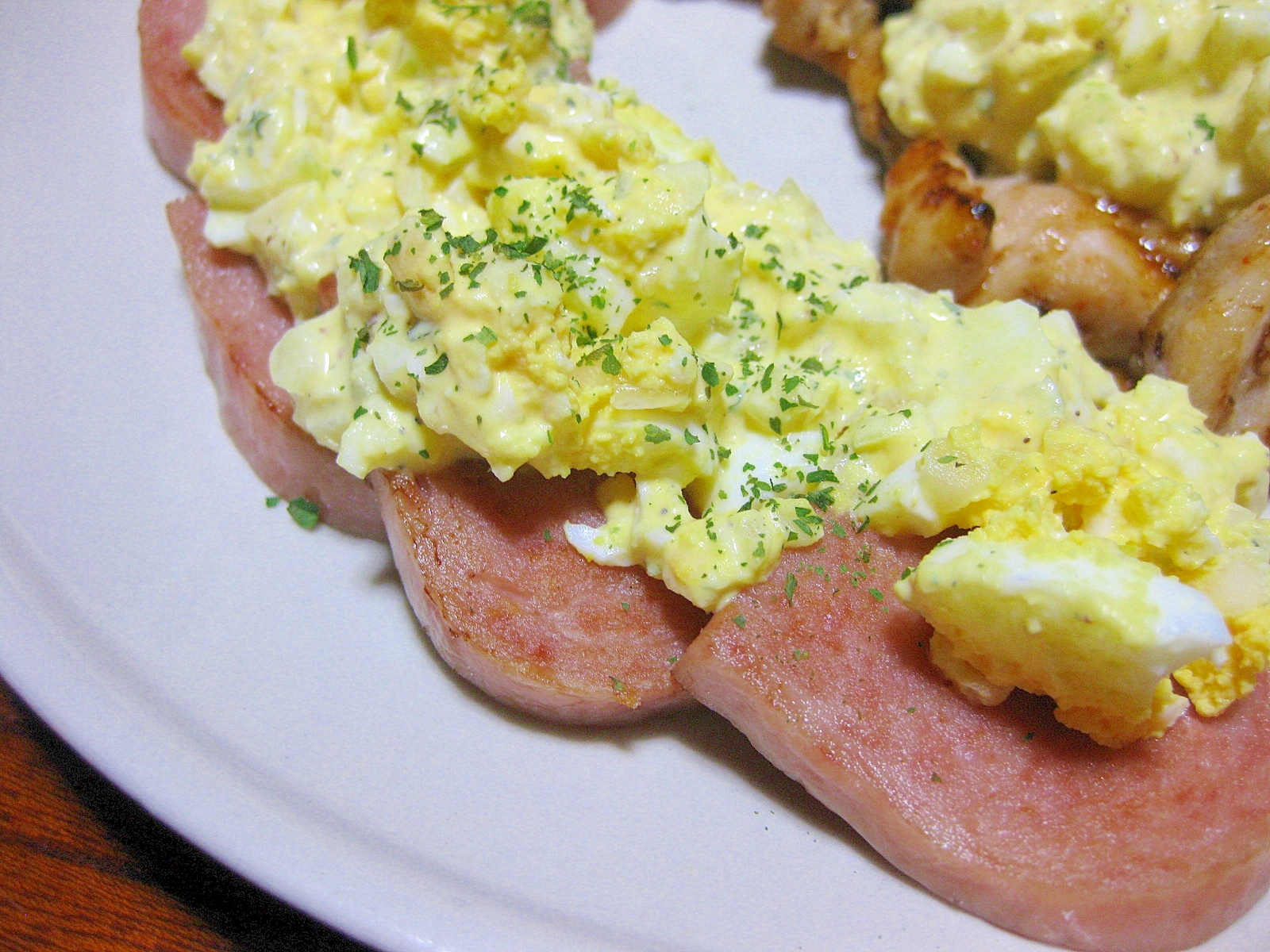 白い皿に盛られたスパムのステーキ