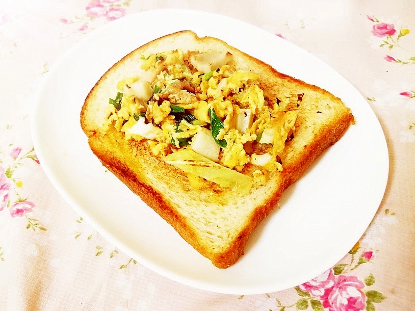 カレー風味♪キャベツとニラの卵炒めのっけパン