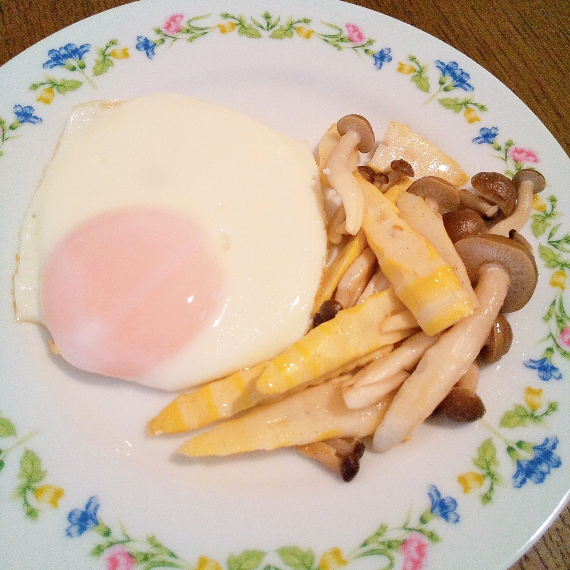 目玉焼き♪たけのことシメジ添え