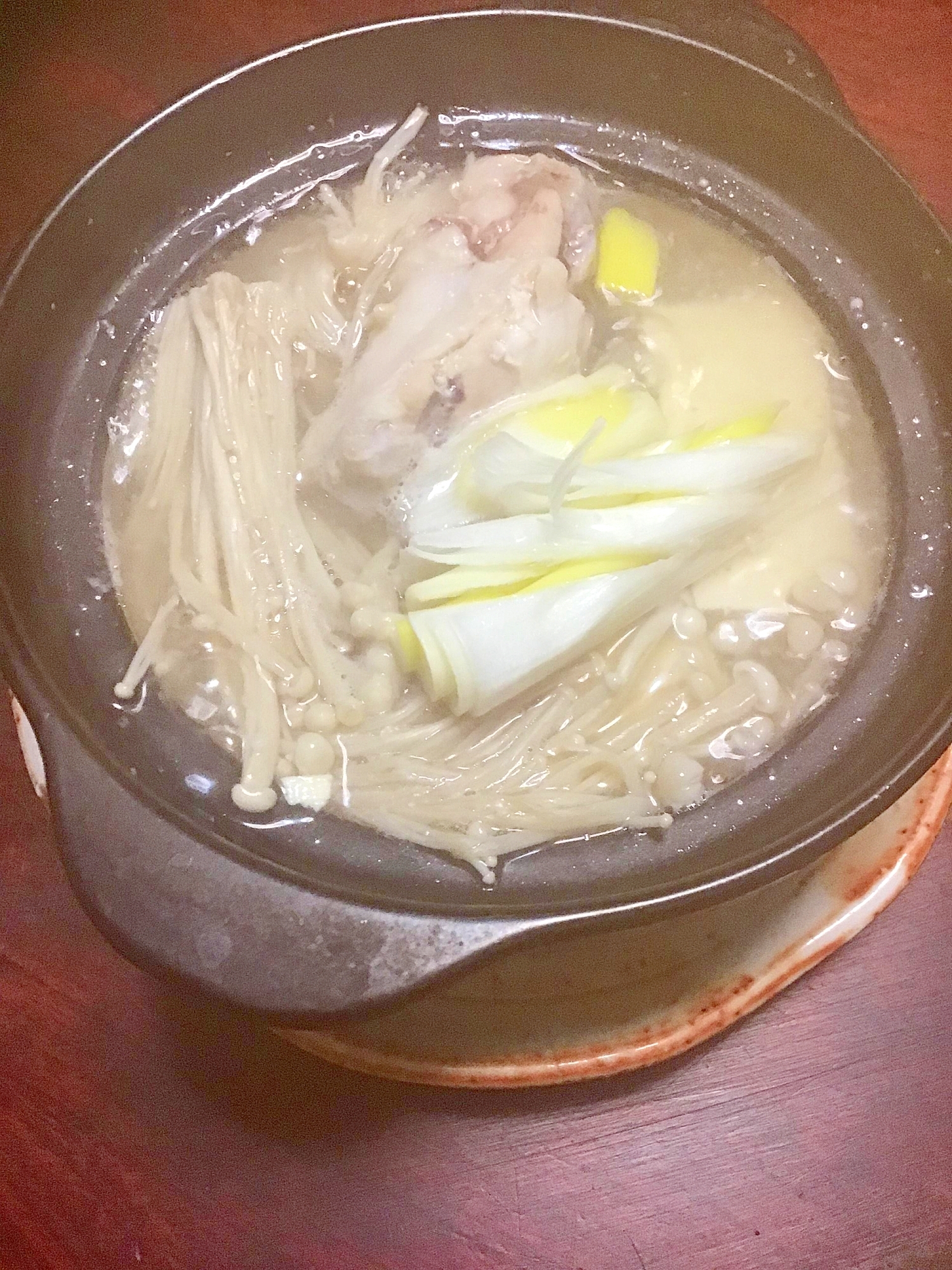 鶏手羽元とエノキと豆腐の土鍋スープ。