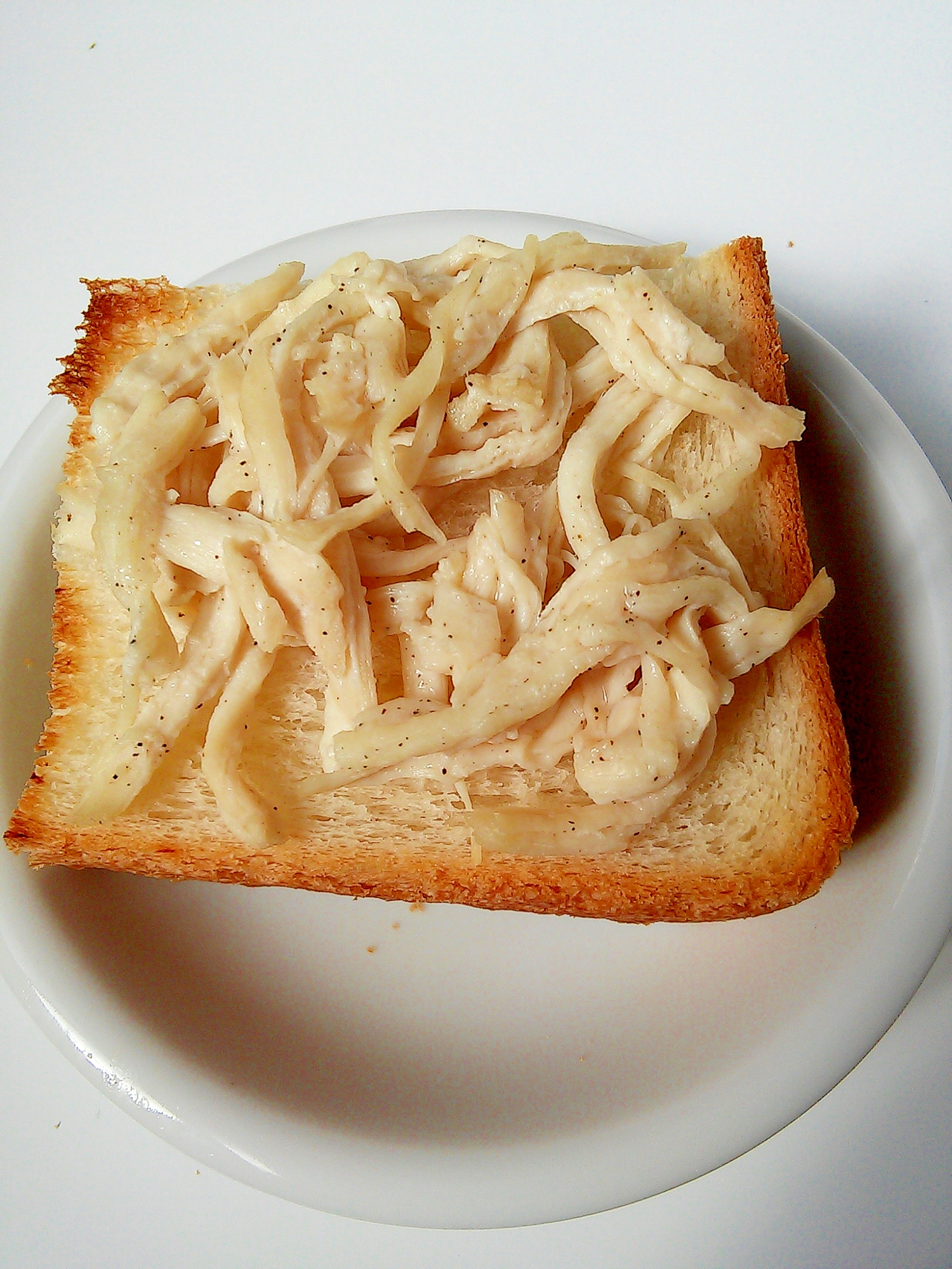 食パンで簡単おつまみ☆蒸し鶏の塩レモンダレトースト