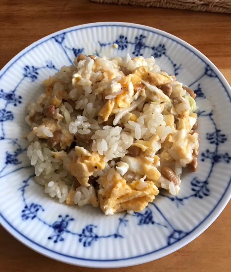 キャベツとコーン、6Pチーズの納豆チャーハン