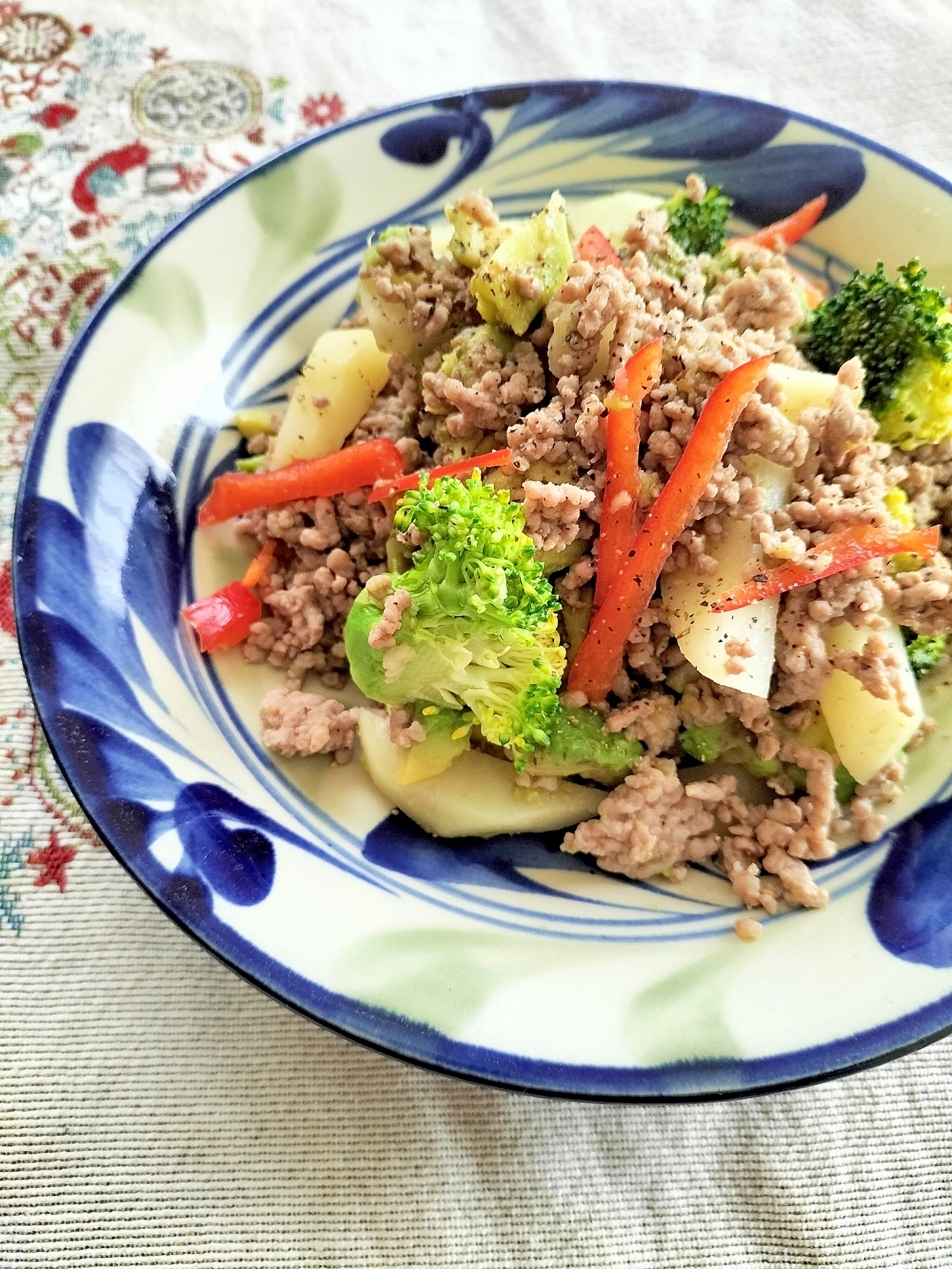 豚とアボカドのコクが決めて♪彩り豊かな栄養満点炒め