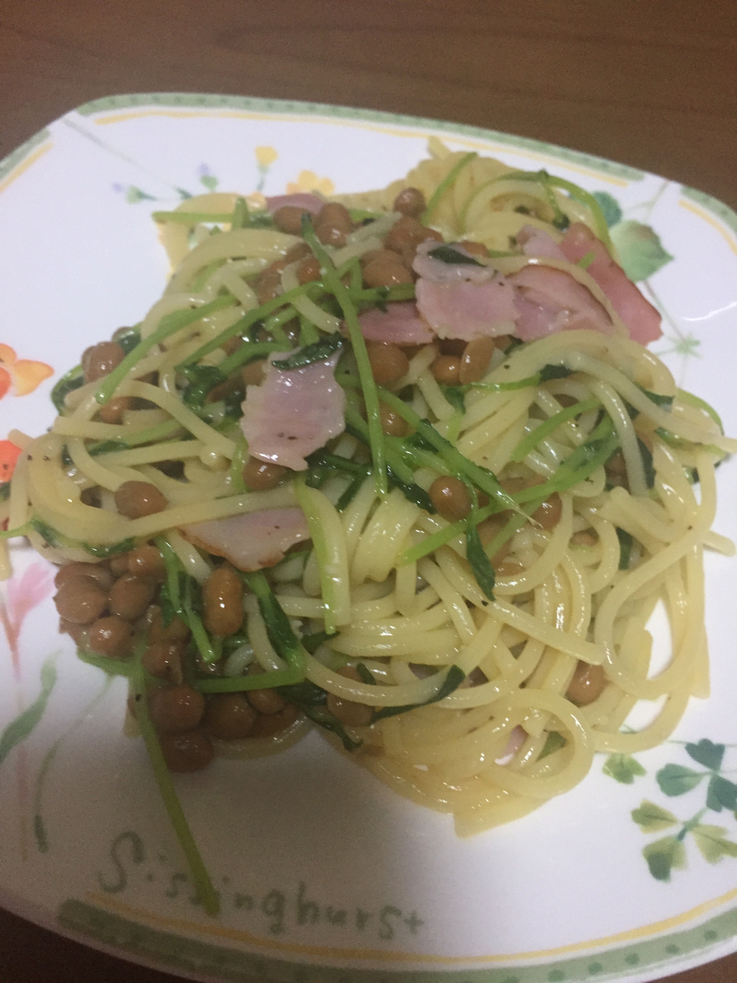 豆苗と納豆とベーコンのパスタ。