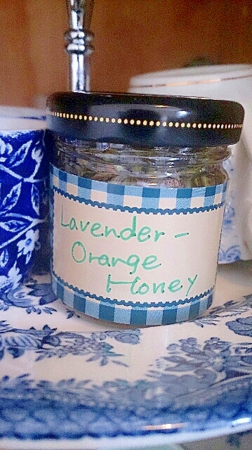 自家製ラベンダーとオレンジの香りの蜂蜜。