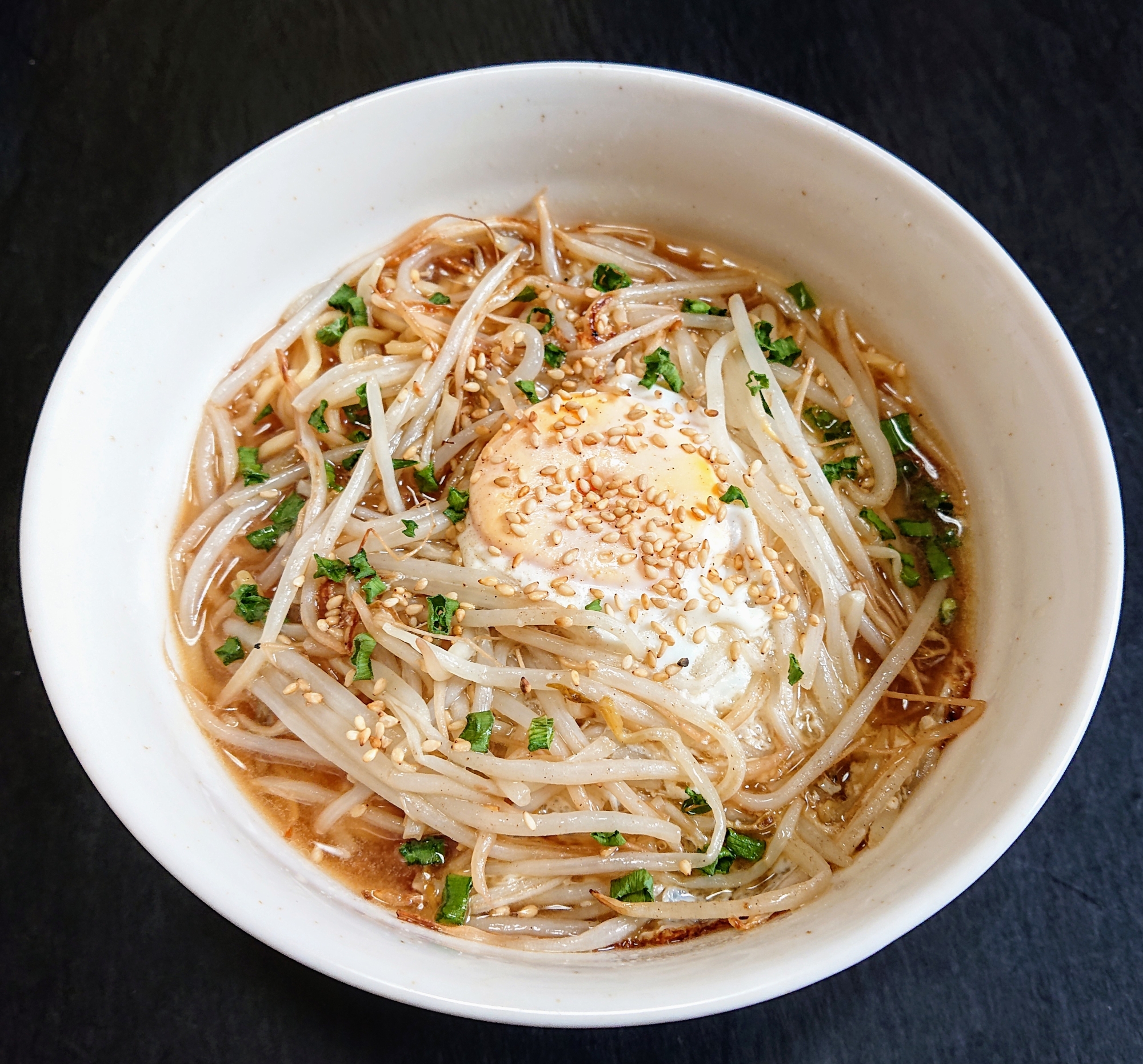 インスタントで☆もやしと卵の味噌ラーメン