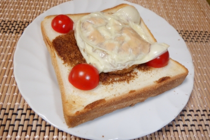 コロッケとミニトマトのチーズトースト