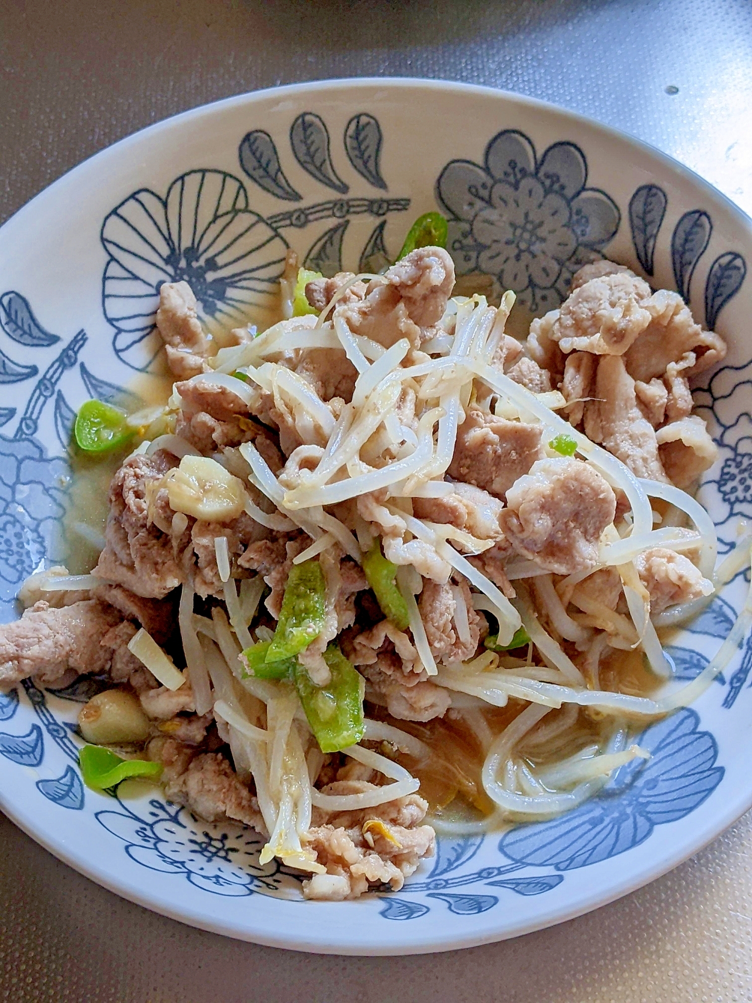 もやしとピーマンの豚肉炒め