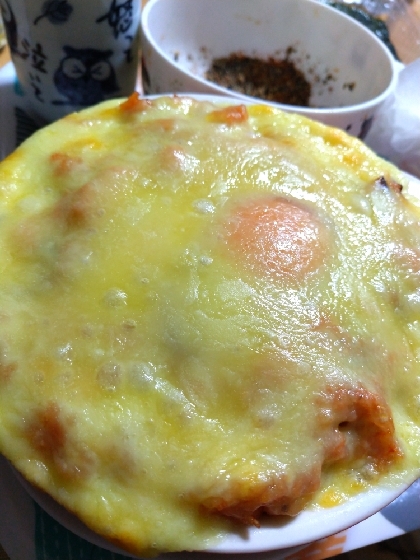 トマトジュースで炒めたご飯に卵ものってチーズと美味しくて(*´-`)