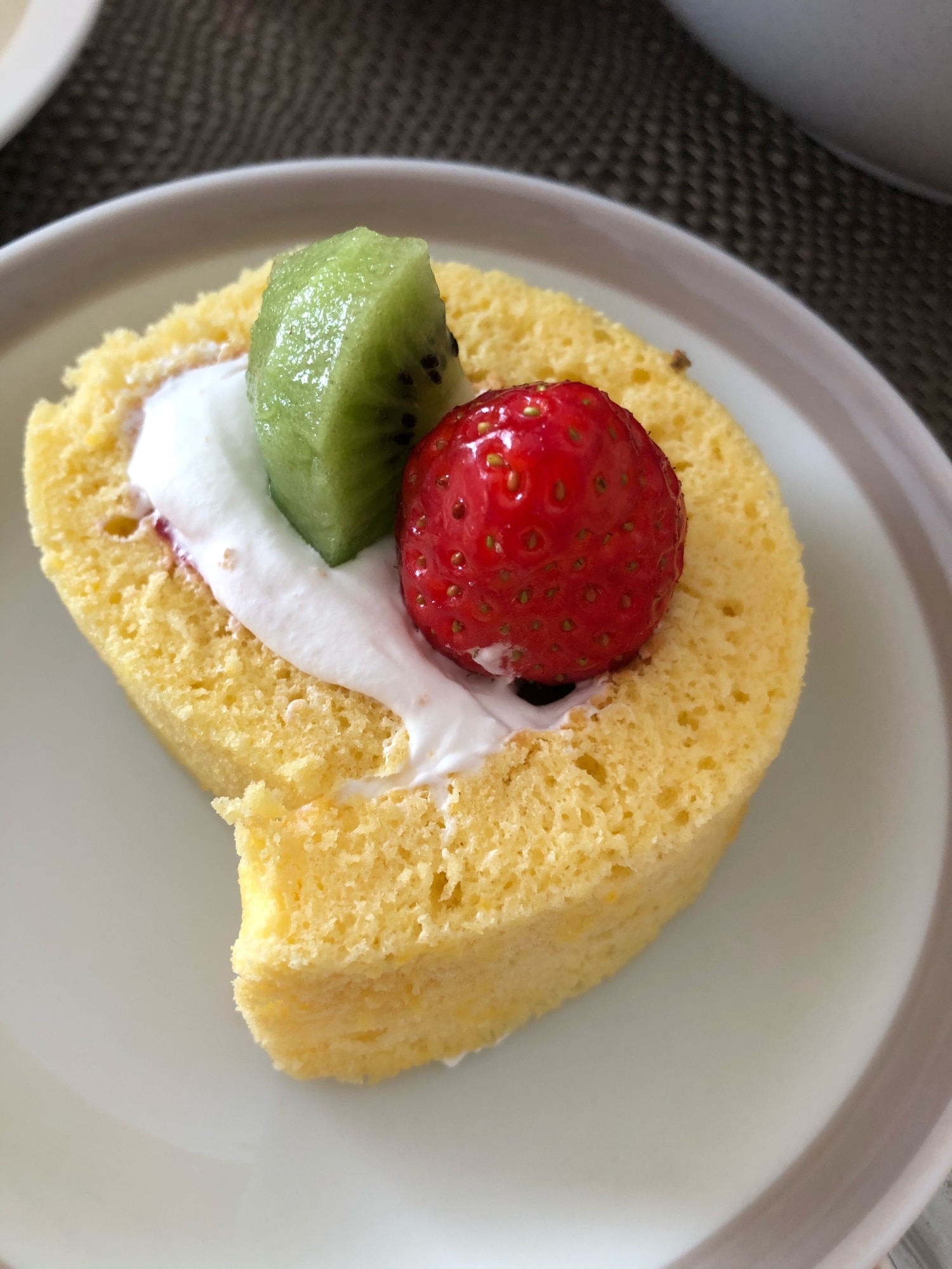 苺とキウイのロールケーキ レシピ・作り方 by ぺっころり - 楽天レシピ