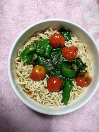 チキンラーメン 炒めた夏野菜たっぷりのせて