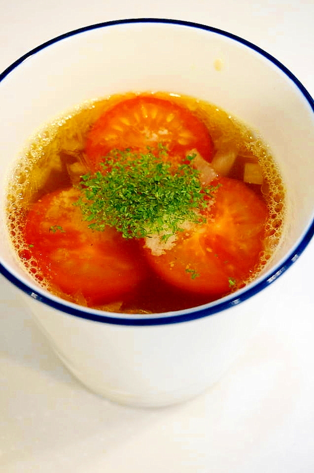 赤・緑・黄と彩り豊かな！トマトとコーンのスープ