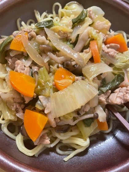 やきそば麺を焼いてかけて食べました！
めっちゃ美味しかったです〜〜！！！