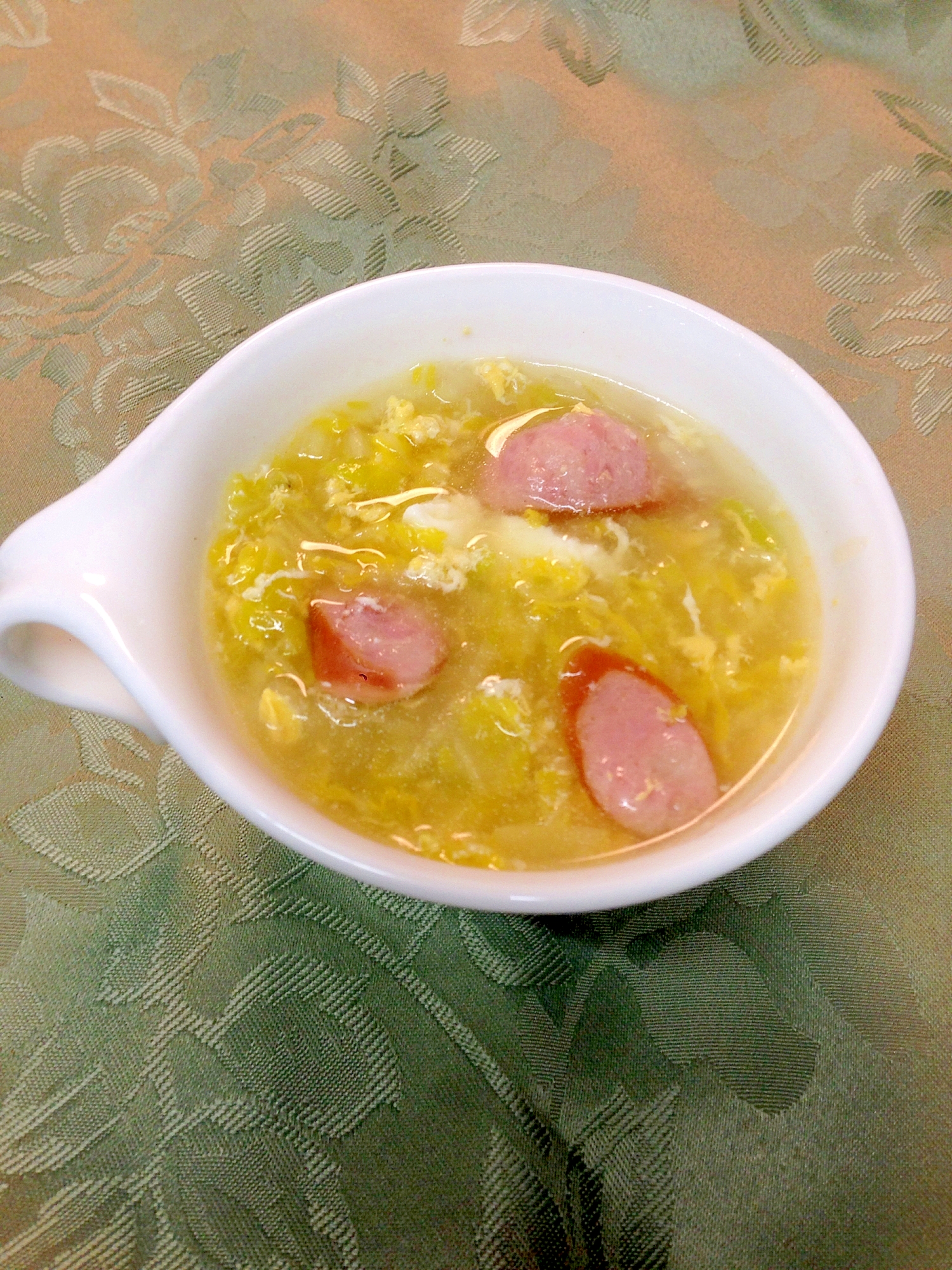 白菜とソーセージの卵スープ