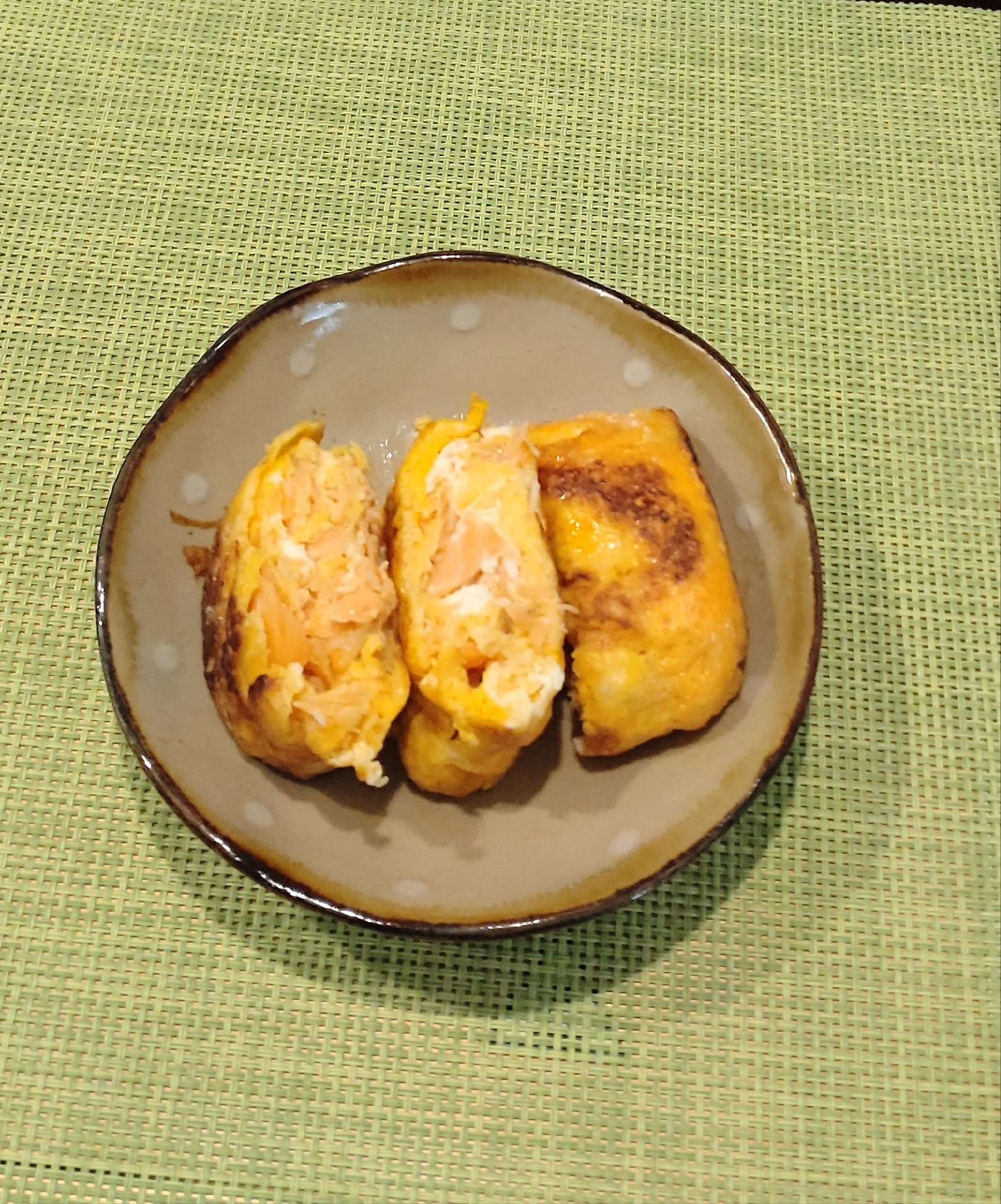 鮭フレークで旨味たっぷり♡卵焼き