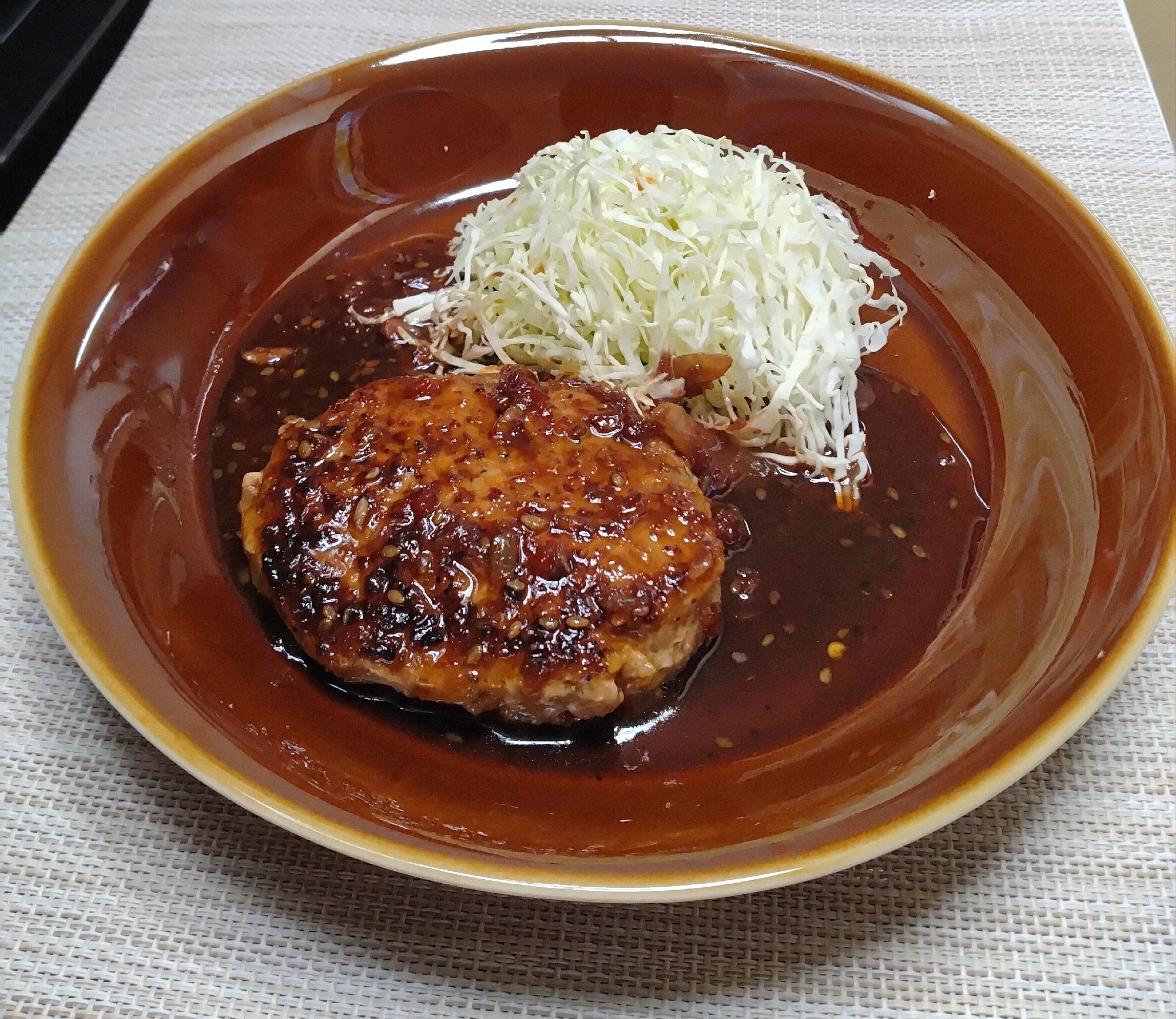 簡単なソースで食べるハンバーグ