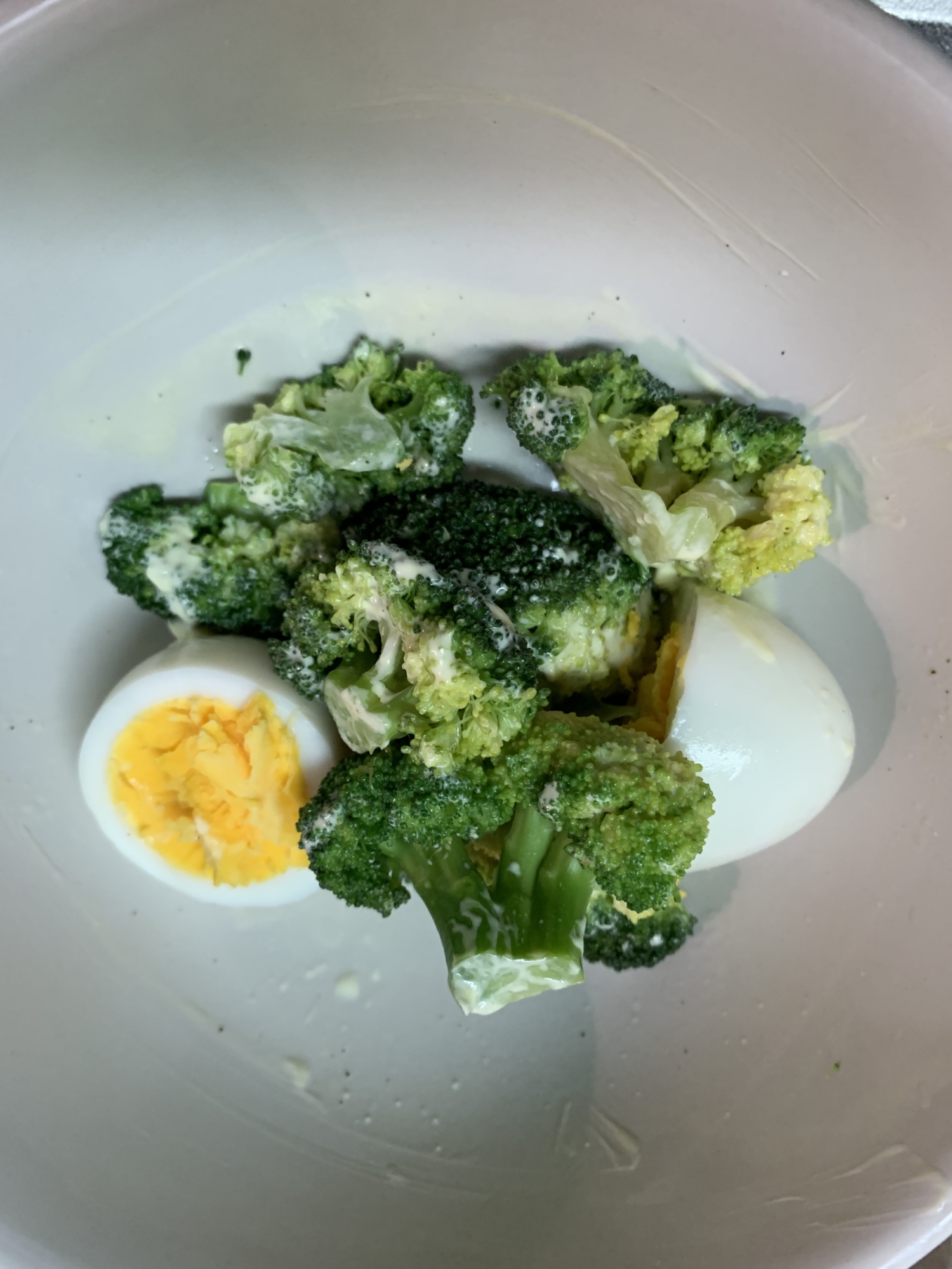 ブロッコリーと丸ごと卵サラダ