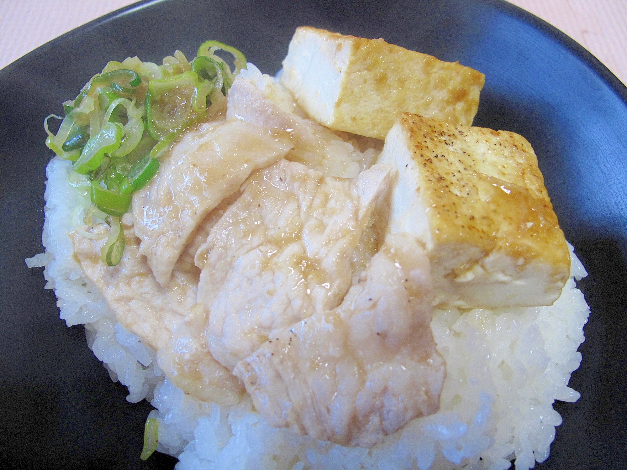 簡単✨豚と豆腐の生姜味噌焼き丼✨