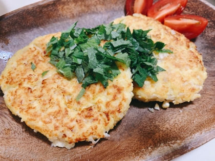 ヘルシーで美味しいハンバーグが出来ました♡
カイワレの代用で大葉をのせてみました♡