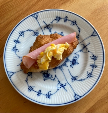 スクランブルエッグ焼きクロワッサン