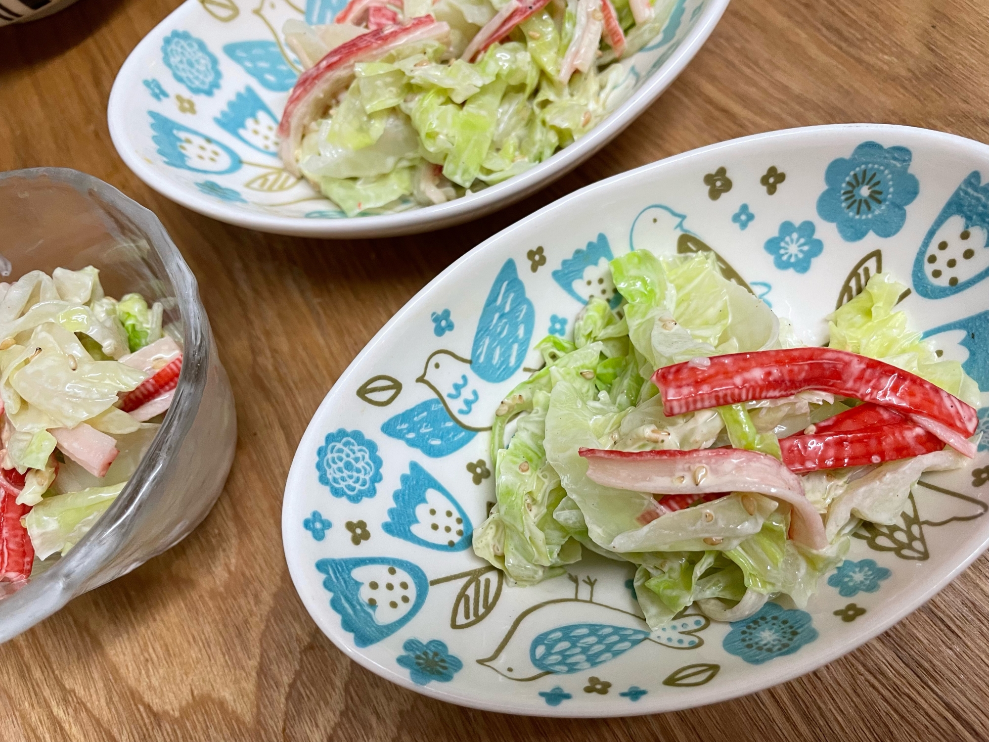 キャベツとカニカマでサラダ