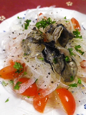 牡蠣のオイル漬けオニオントマトサラダ