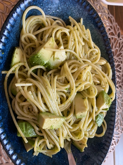 アボカドとわさびのジェノベーゼパスタ