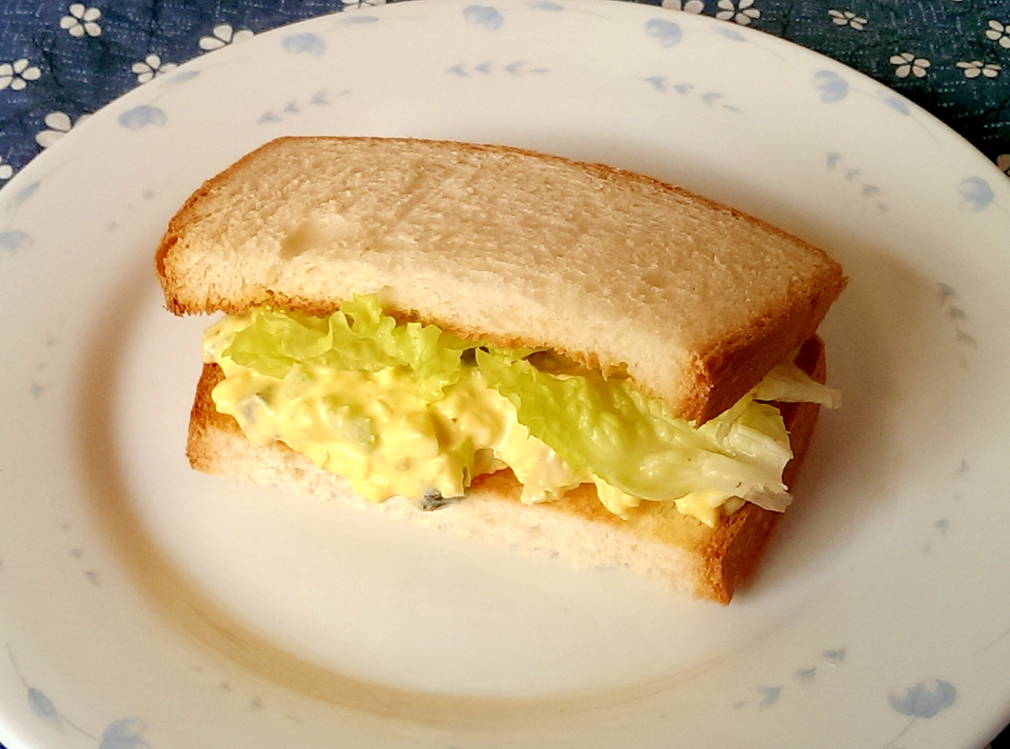 キューちゃんとセロリのたまごトーストサンド