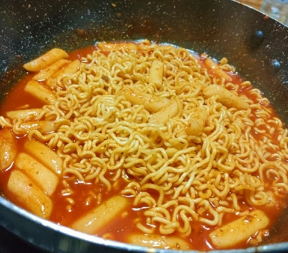 トッポギを入れた辛ラーメン初めて食べました〜！とても美味しかったです！⁽⁽◝( •௰• )◜⁾⁾