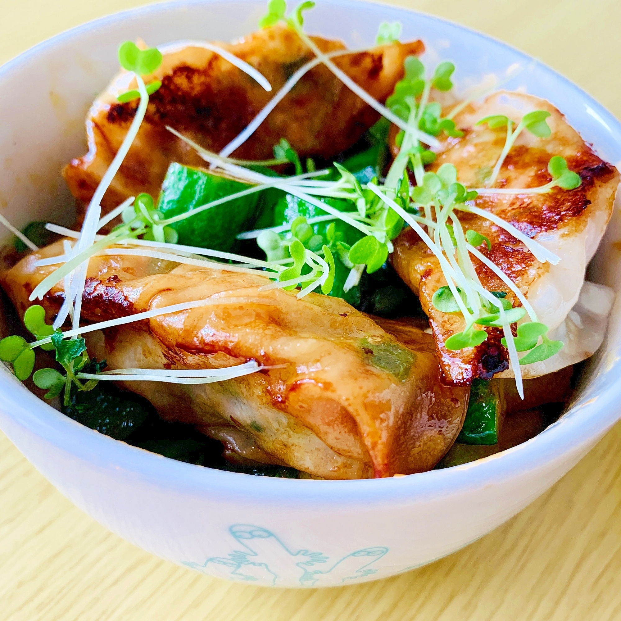 餃子とピーマンときゅうりのオイスターソース丼