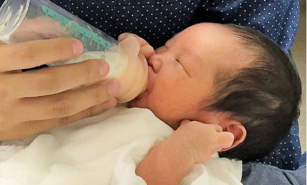 【新生児期】授乳の間隔や回数、母乳とミルクでどう違うの？