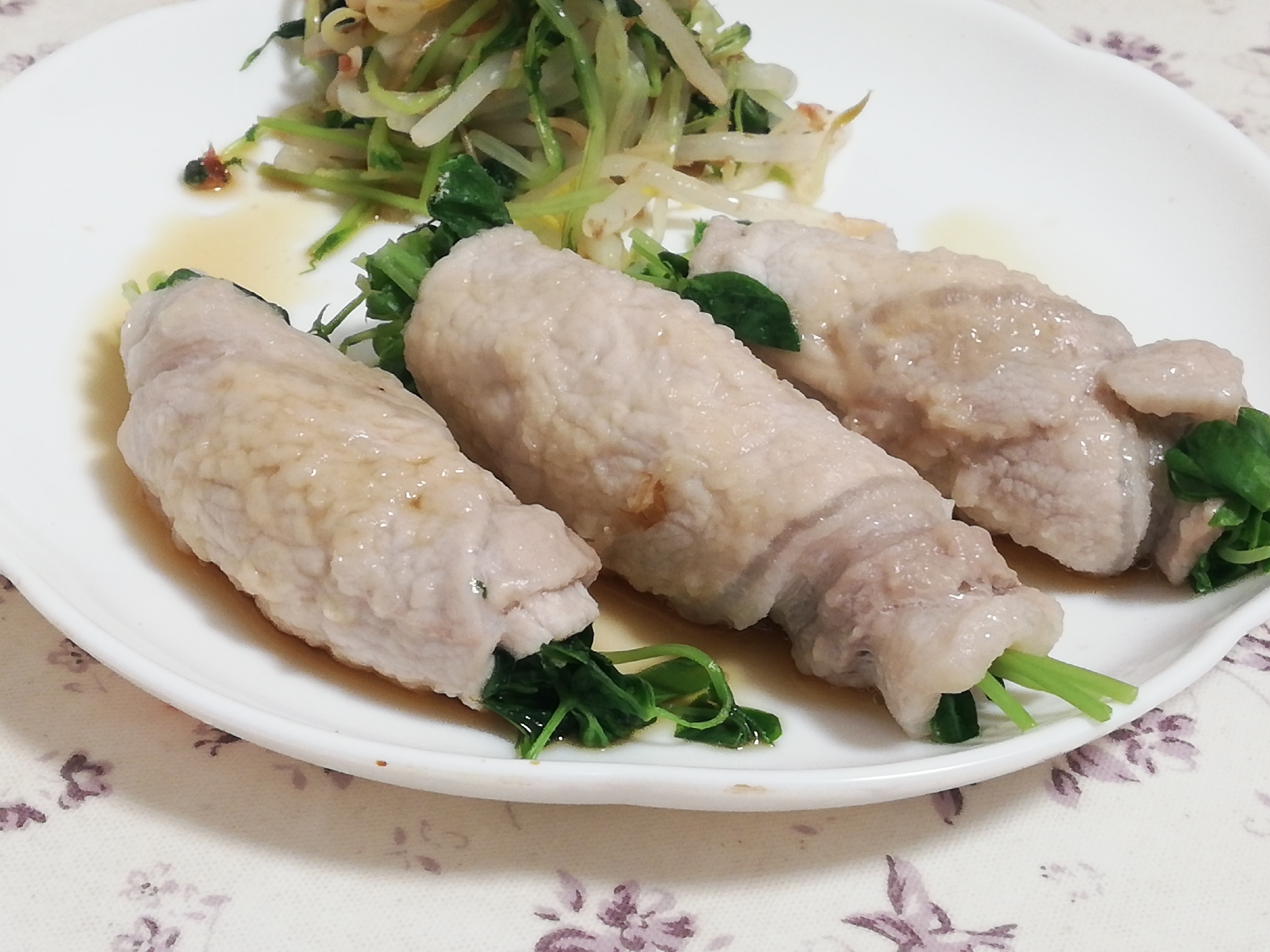 ポン酢で簡単♪レンジでヘルシー♪豆苗の豚肉巻き