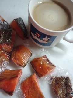 れんカフェラテは、焼き鮭とパチリ(^_^)v
お弁当用に小さく切ってこれから冷凍庫いき～
けして一緒に食べてません(⌒～⌒)
ググッとうまし(^O^)