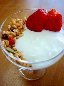 お好きな果物で♪フルーツグラノーラのヨーグルトかけ