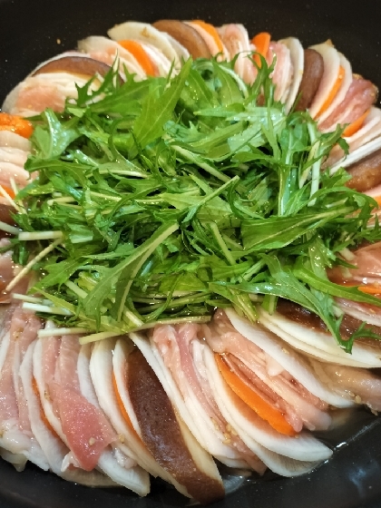 初めて大根.豚肉のミルフィーユ鍋に朝鮮しました！
彩りかさ増しに、にんじんと椎茸と水菜も入れてみましたが、美味しかったです。
次回はレンコンを入れてリピします！
