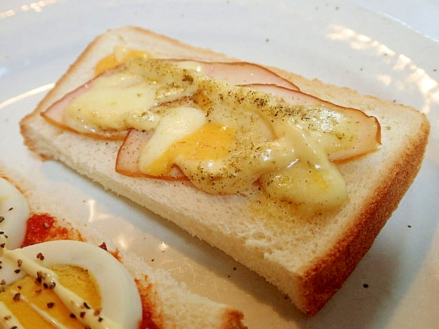 サラダチキンととろけるチーズのタルタルトースト