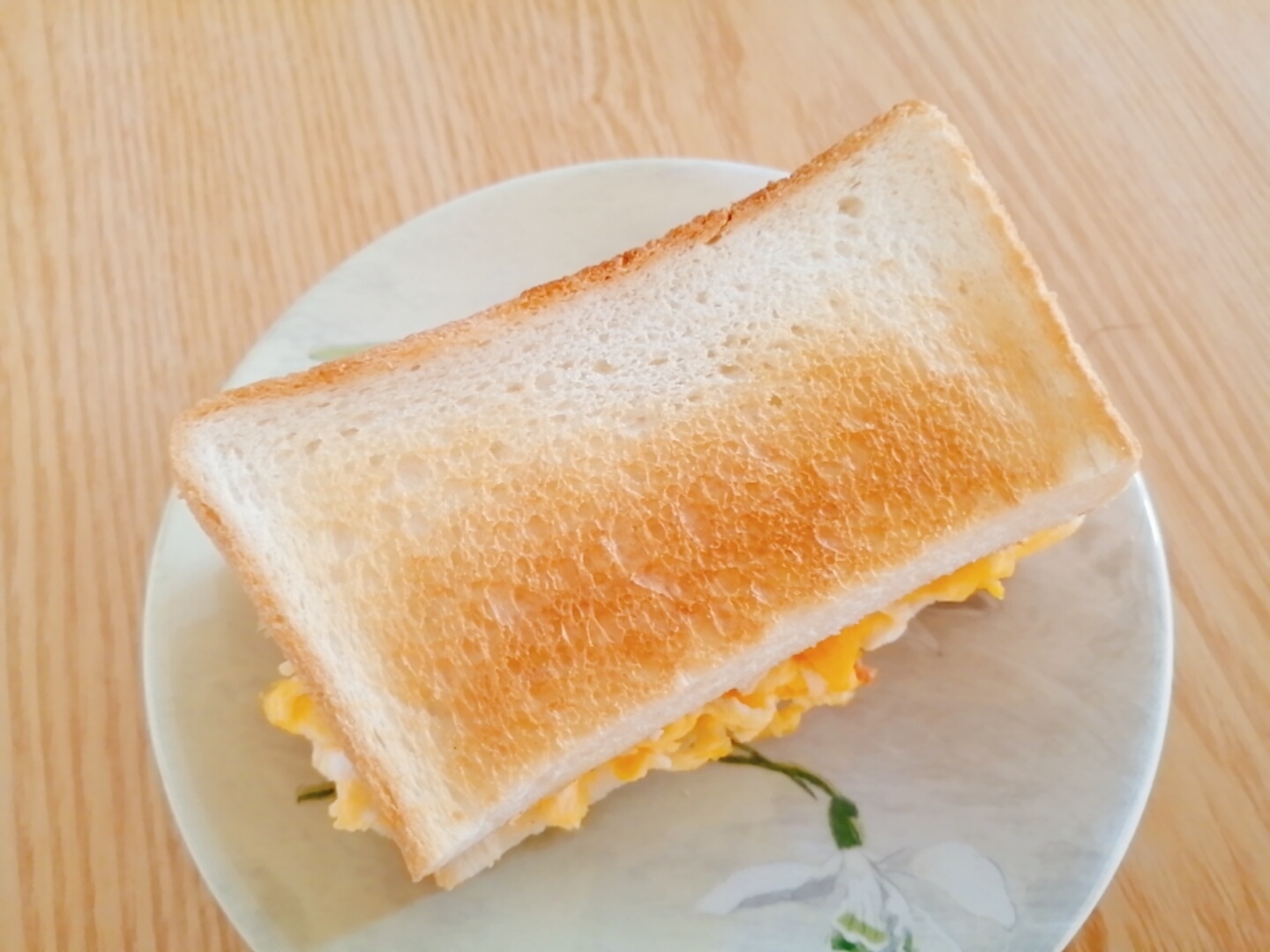 スクランブルエッグと粉チーズのマヨホットサンド