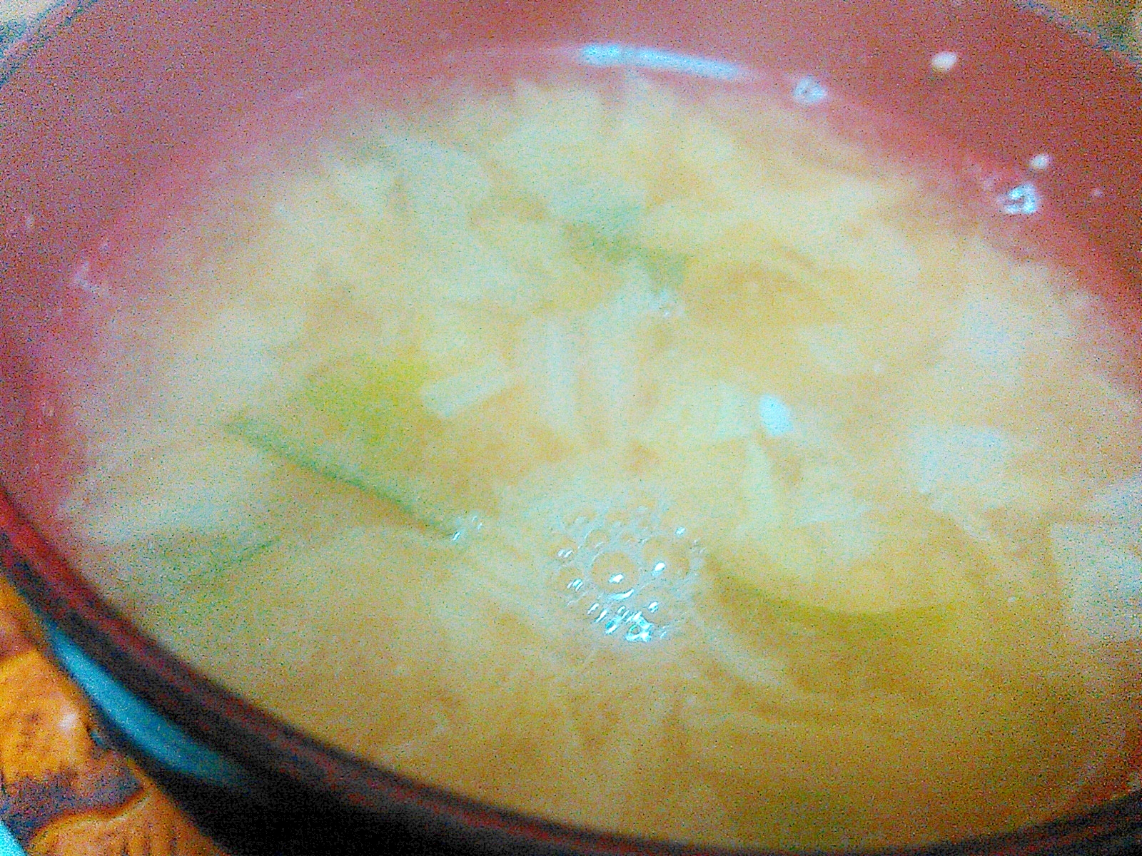 白菜の葉と青ネギの味噌汁