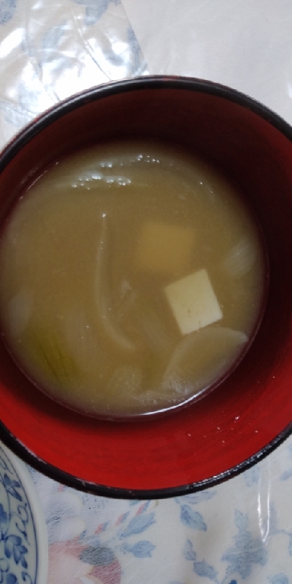 朝ご飯に玉ねぎと豆腐の味噌汁、作りました
