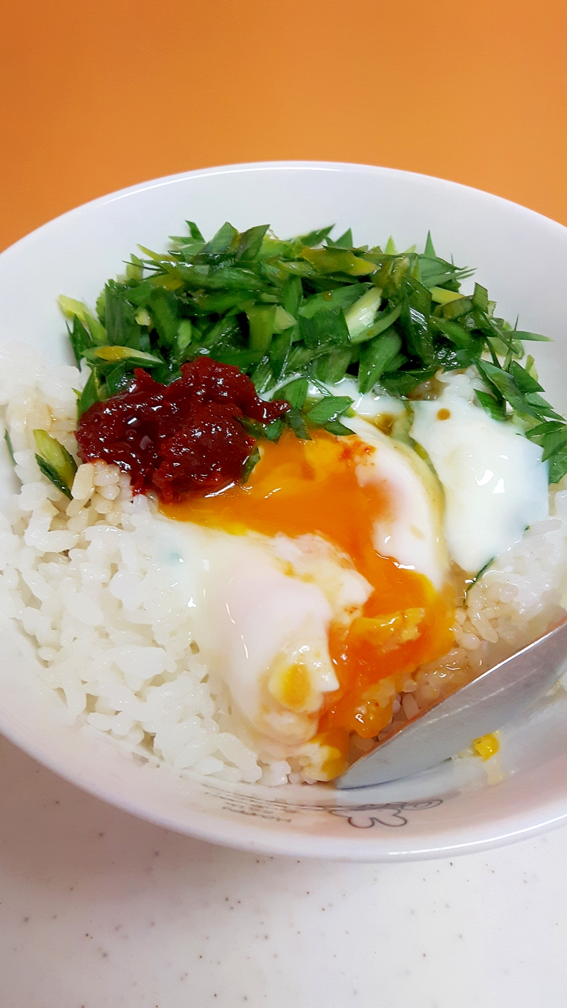 簡単！(^^)ニラたっぷりのコチュジャン温玉丼♪