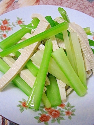 セロリと押し豆腐の冷菜（芹菜拌豆腐干）