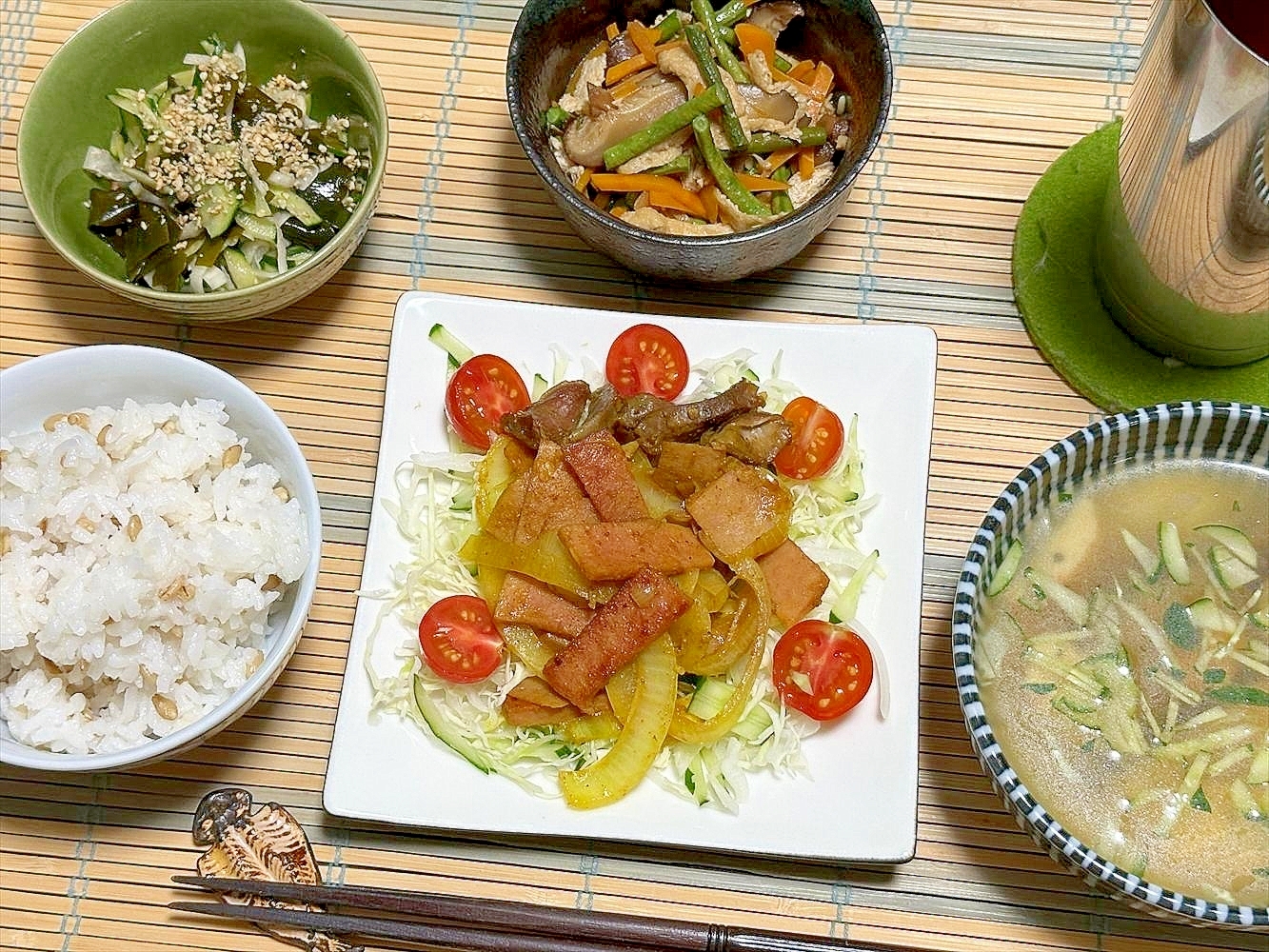 ごろごろ玉ねぎやっつけ隊によるポークソのカレー炒め